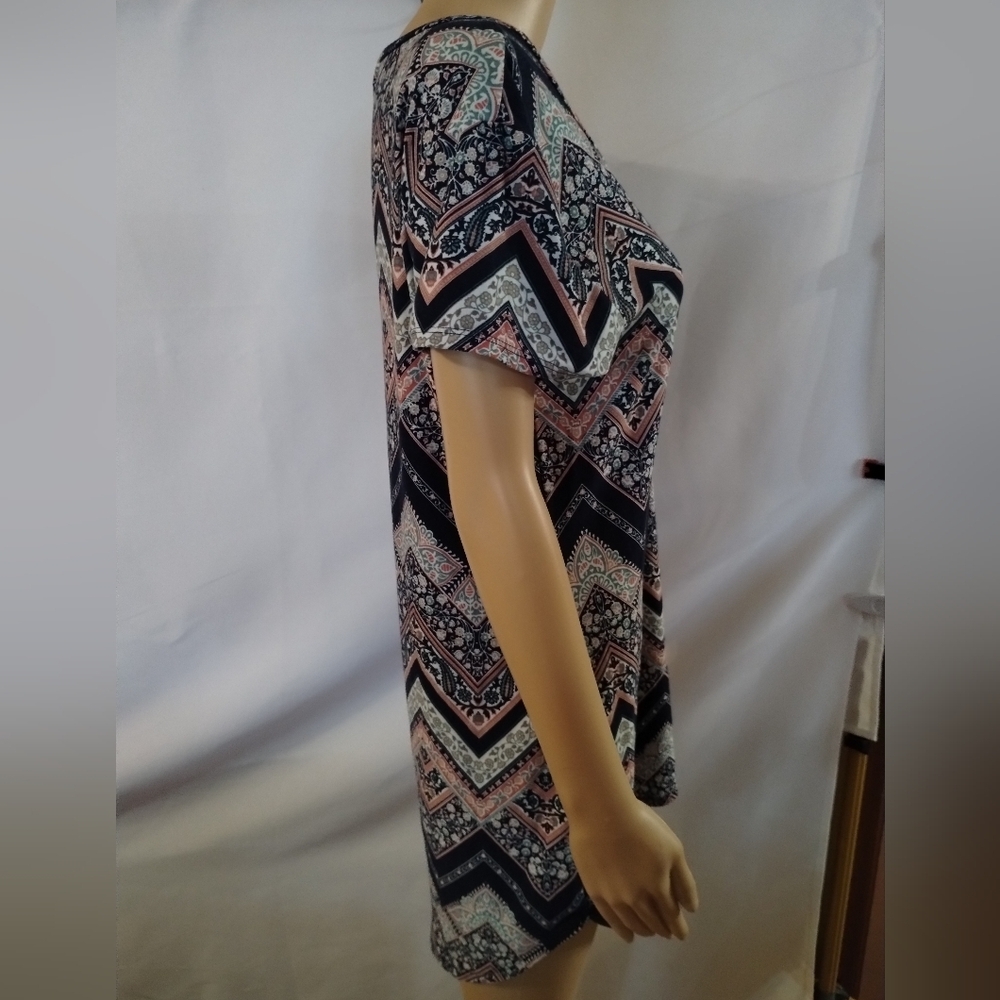 🌿 Sauci Boho Chevron Print Dress Size Large Criss Cross Neck Short Sleeve Tunic - Picture 3 of 5